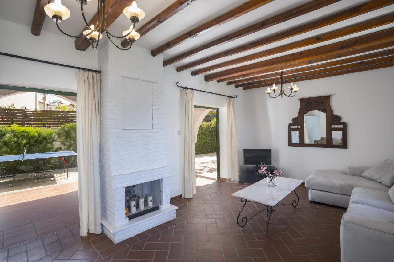 The Apple Tree Villa โปรทาราส ภายนอก รูปภาพ