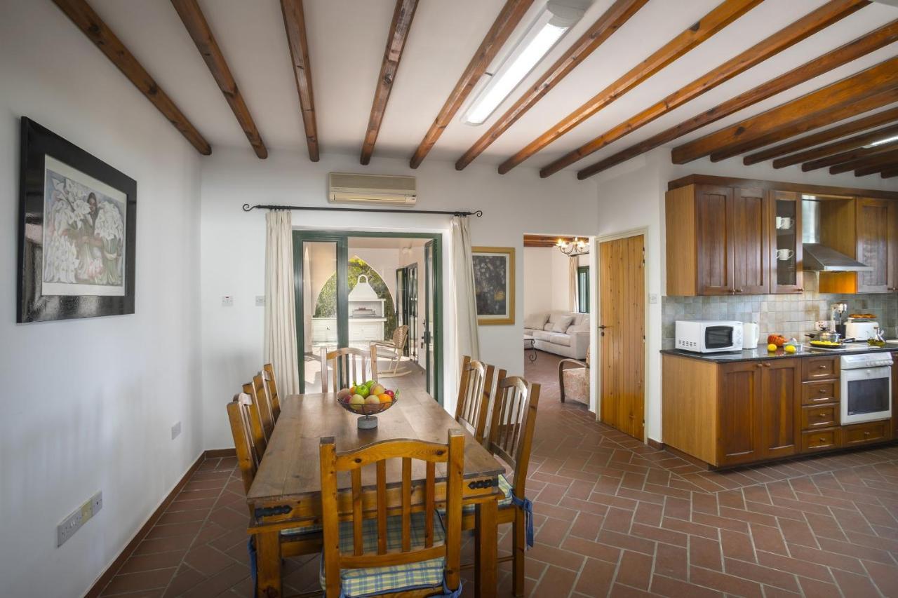 The Apple Tree Villa โปรทาราส ภายนอก รูปภาพ