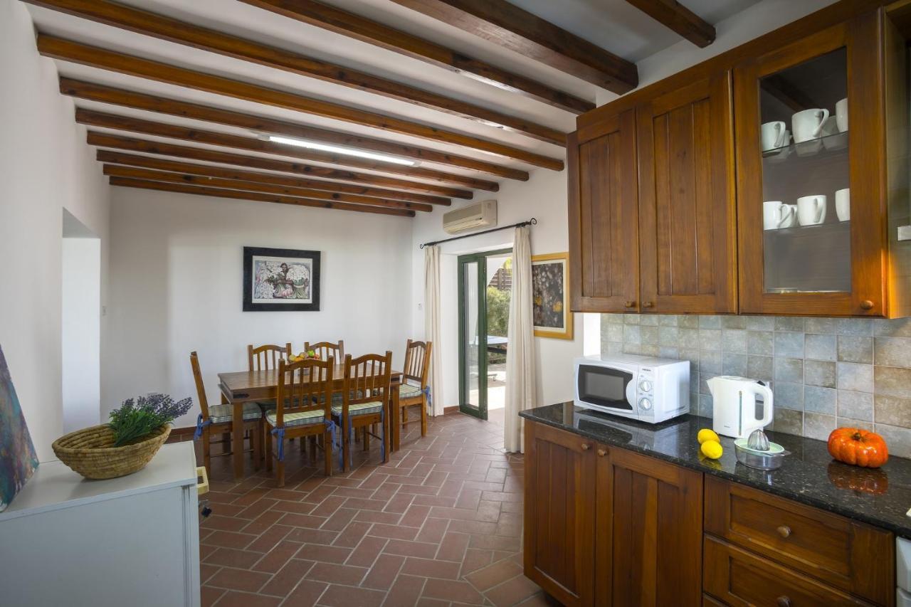 The Apple Tree Villa โปรทาราส ภายนอก รูปภาพ